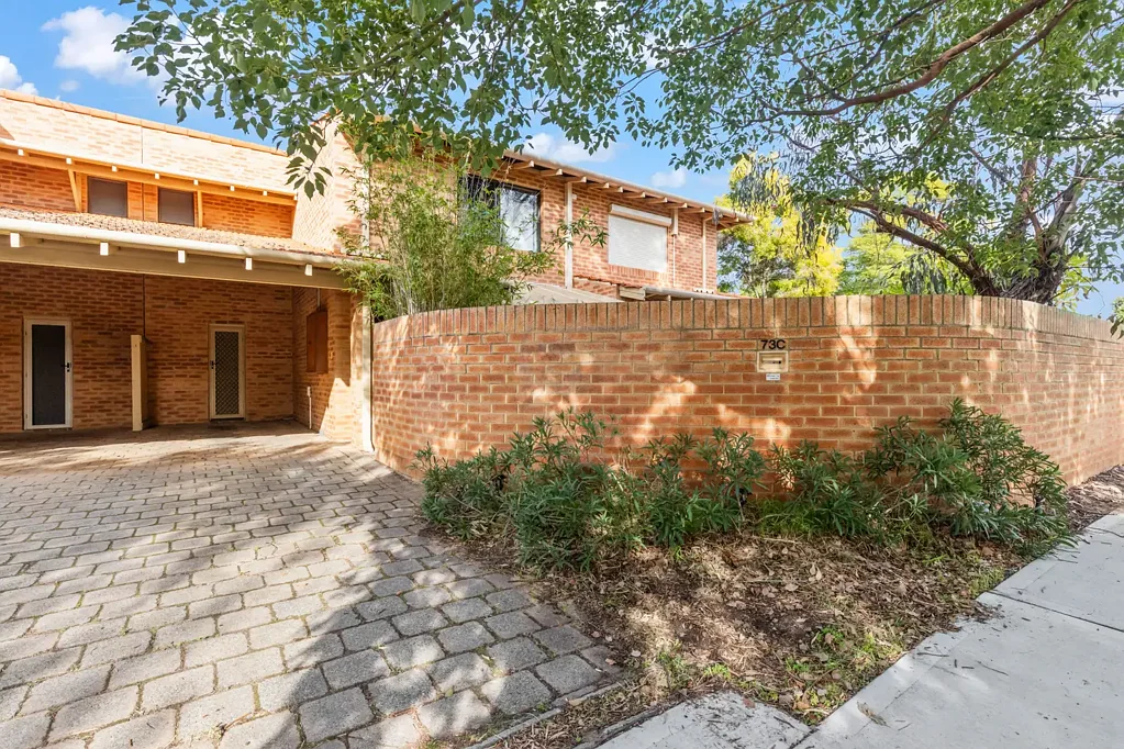 Como 3 Bedroom Comfort + Conveinience + Space
