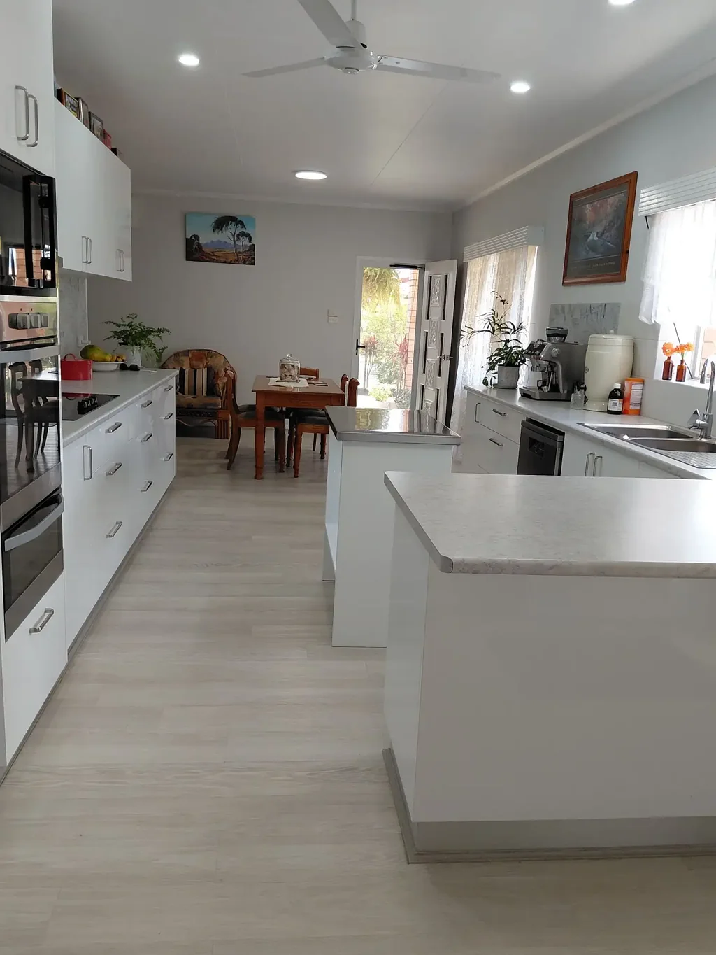 Mareeba 4कमरा Upgraded Family Home on 1,562m² with Exceptional Vehicle & Workshop Space