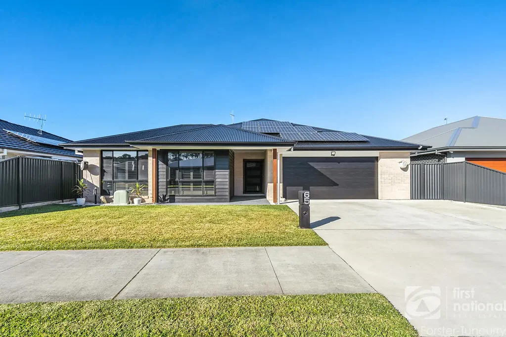 Forster 3 Bedroom Family Entertainer with Pool, Style & Space