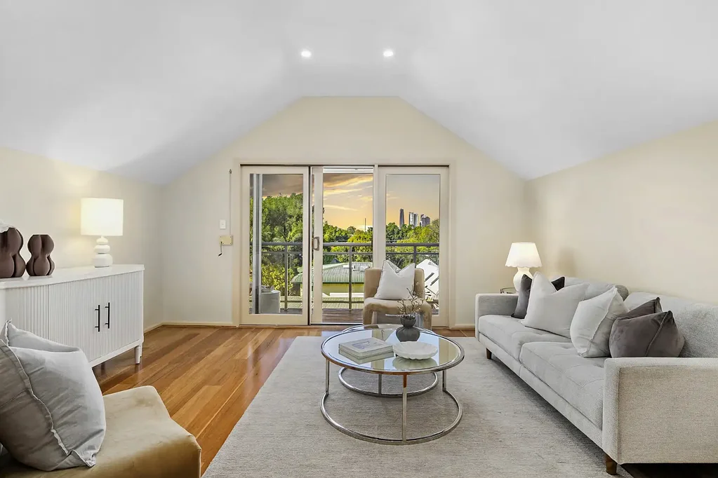 Lilyfield 3房 维多利亚特色 东北向城市景观 深地块独立外观 多功能媒体区 Miele电器步入式储藏 三卧带宽敞衣柜 现代浴室独立浴缸 阳光庭院行人通道 便捷Rozelle Parklands 达Darling Street Tri-level home with city views in leafy cul-de-sac street