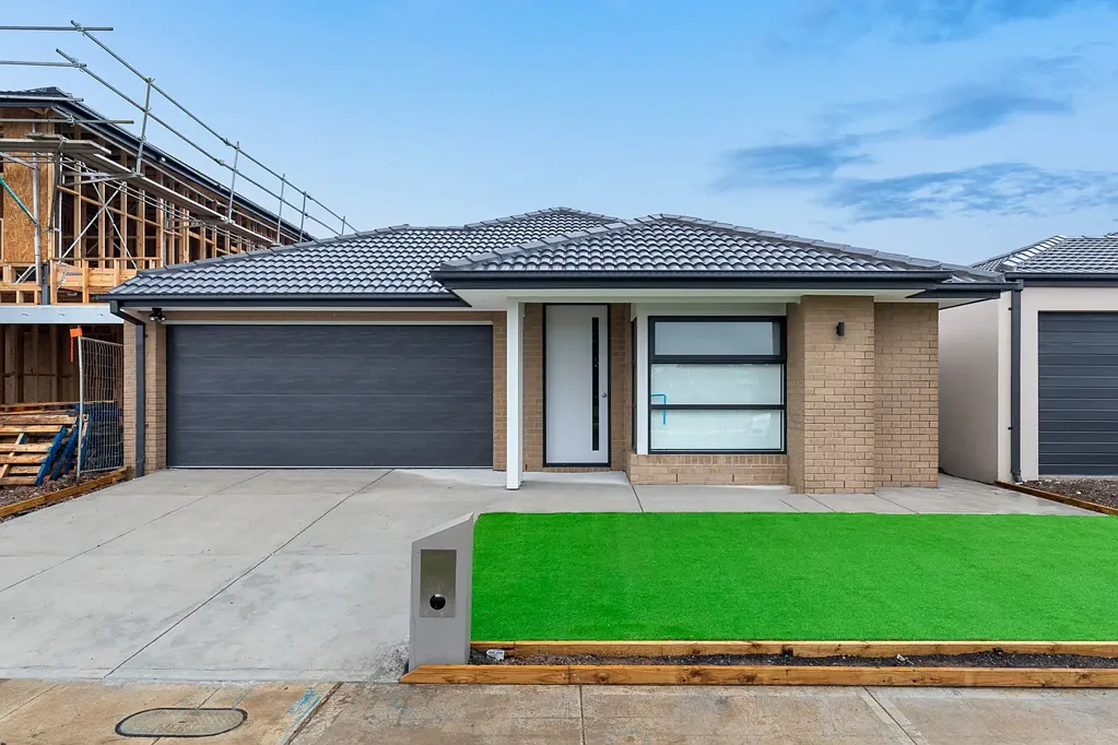 Stylish & Spacious Family Home Opposite Park – Prime Manor Lakes Location!