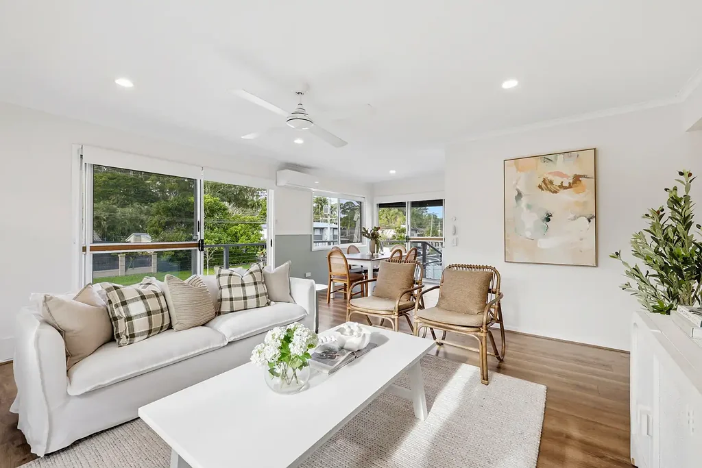 Molendinar 3房  Elevated Family Living with Space, Views & Exceptional Lifestyle