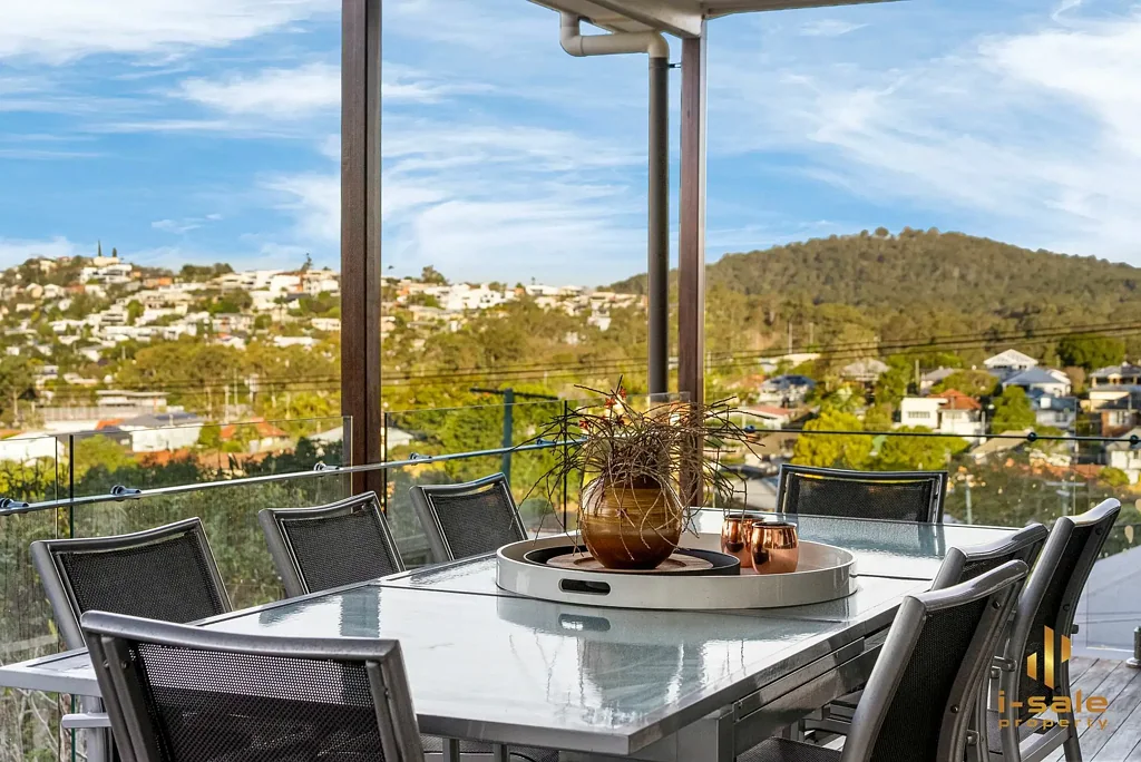 Tarragindi 5部屋 Expansive 5-Bedroom Home with 3 Bathrooms, 3-Car Lockup Garage, and Ample Space for Boat or Caravan