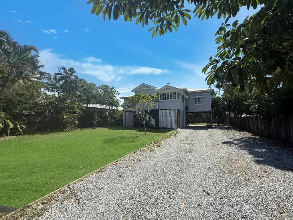 Wongaling Beach 3房  🌴 72 Holland St — Renovated Queenslander, Walk to the Beach!