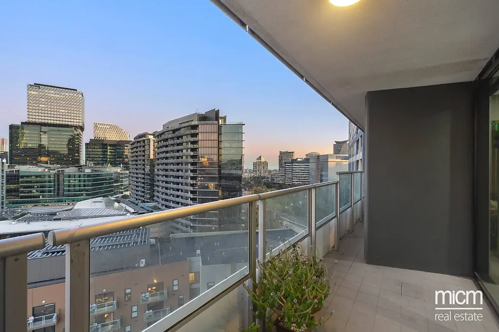 Docklands 1 Bedroom 7.2% Approx. Rental Yield: Inviting Harbourside Entertainer Moments from the CBD