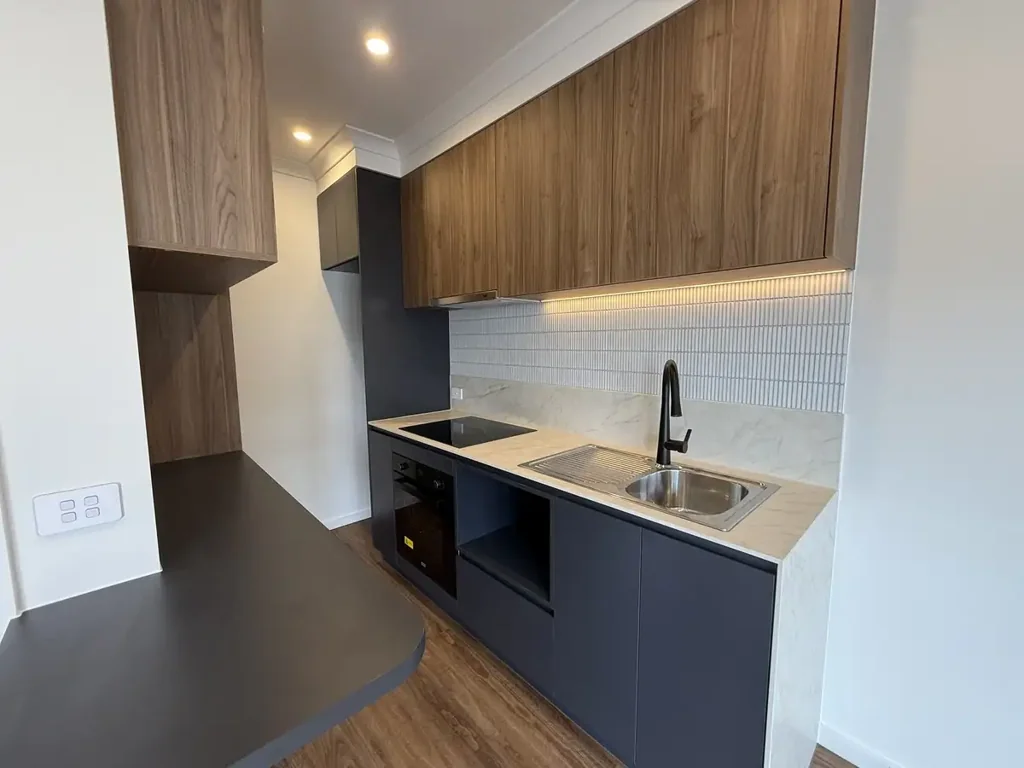 FIRST FLOOR FULLY RENOVATED AND POSITION PERFECT!