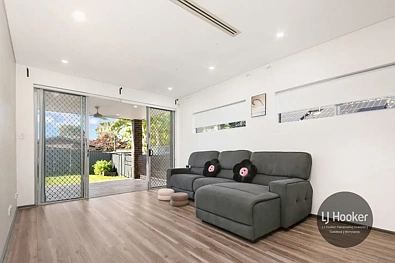 34b James Street, Guildford, NSW 2161, 5房, 3浴, House