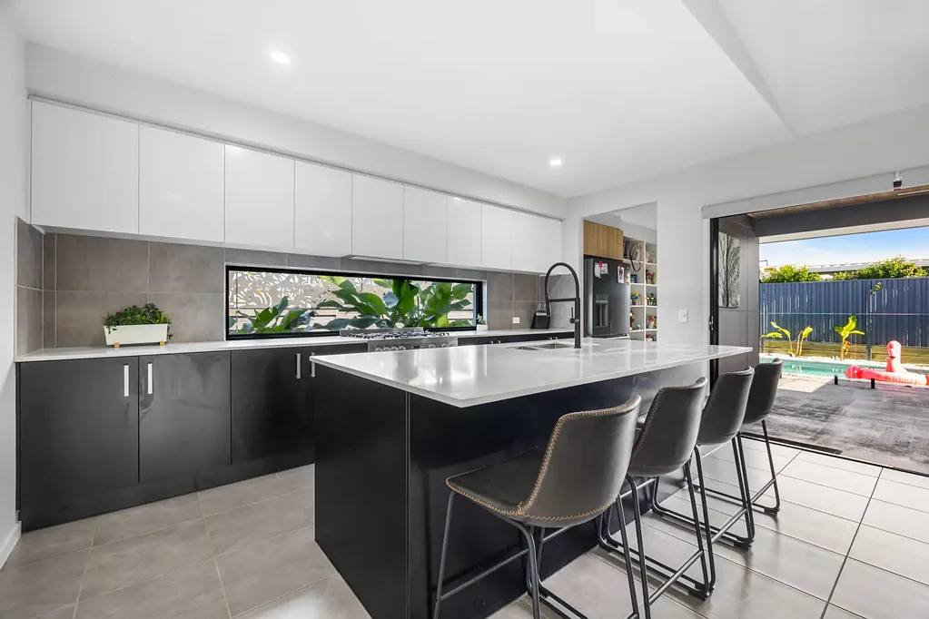 Nirimba 4房  Premium Corner Home with Pool, Shed & Double Gated Side Access