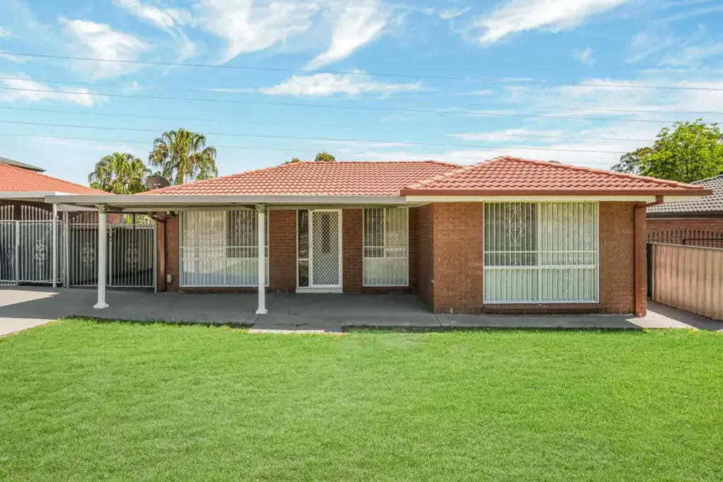 MODERN FAMILY HOME AT A CONVENIENT LOCATION!