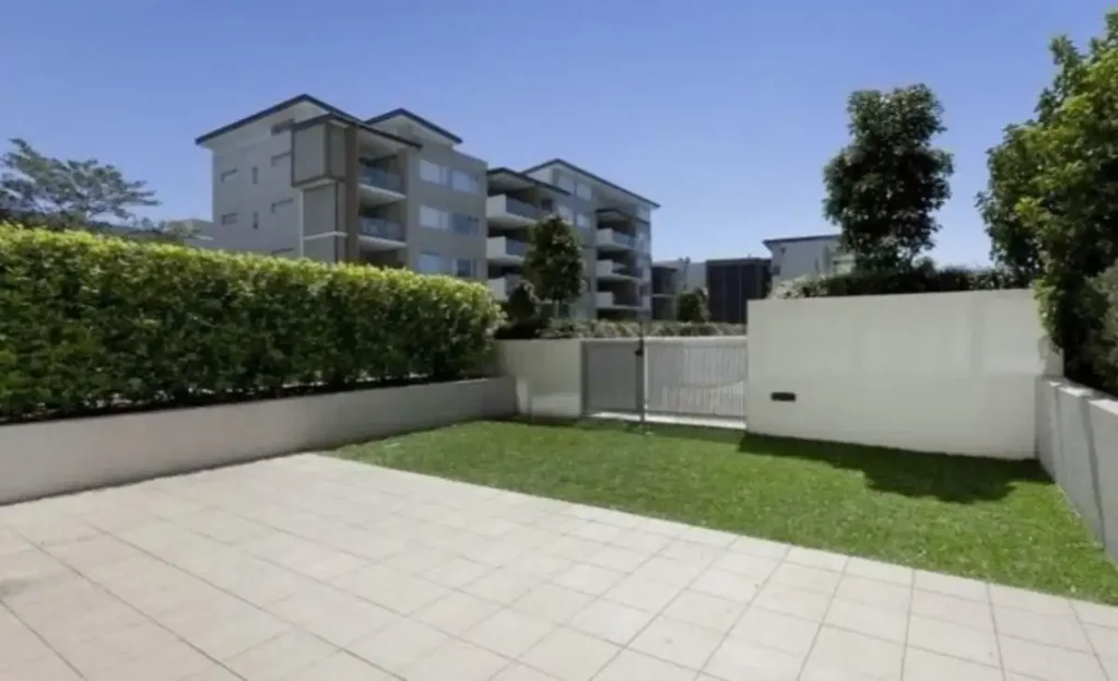 Spring Hill 1房 宽敞的底层生活空间，附带私人庭院 Spacious Ground Floor Living with a Private Courtyard