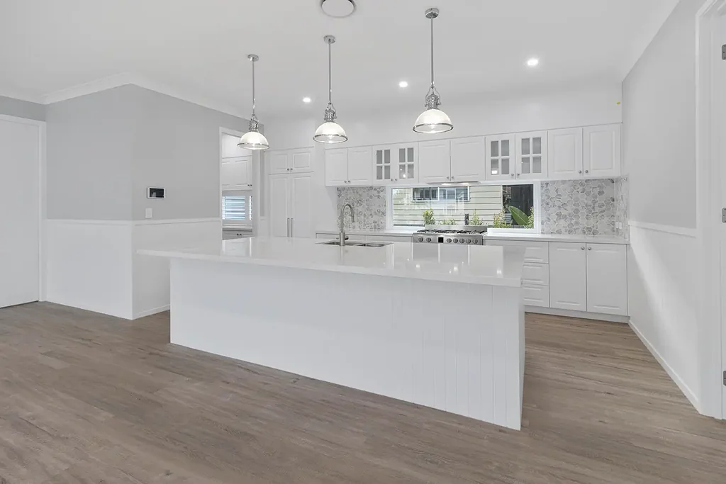 Caboolture 5房 Hampton风格住宅 宽敞自然光 高端厨房 舒适主卧套间 中心社区位置 无限生活可能 Charming Hamptons Escape at Central Springs