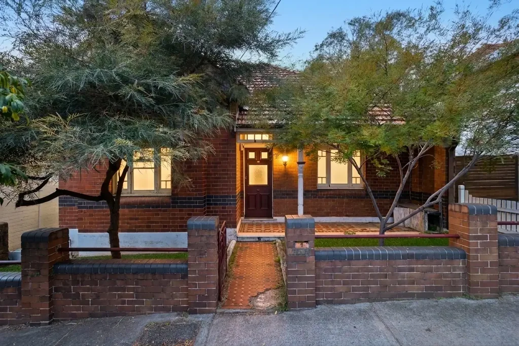 Dulwich Hill 3房 维多利亚风格建筑 354平米阔地 铅条窗户 高花式天花板 交通便捷Metro近享 学区环绕 绿叶后院 A Timeless Victorian Beauty Ready To Transform