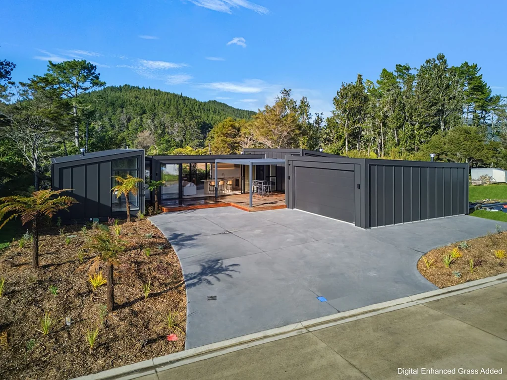 Pauanui 3 Slaapkamer Coastal Living Framed by Greenery