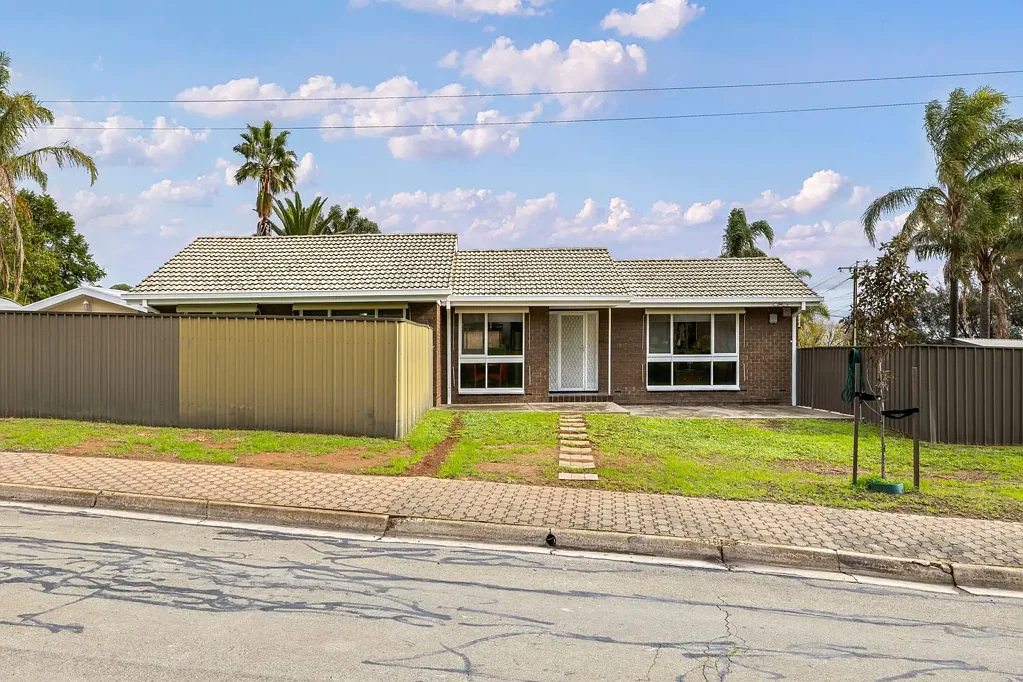 Ingle Farm 4房  3-Bedroom Home + Studio, Park Views & Exciting Potential!