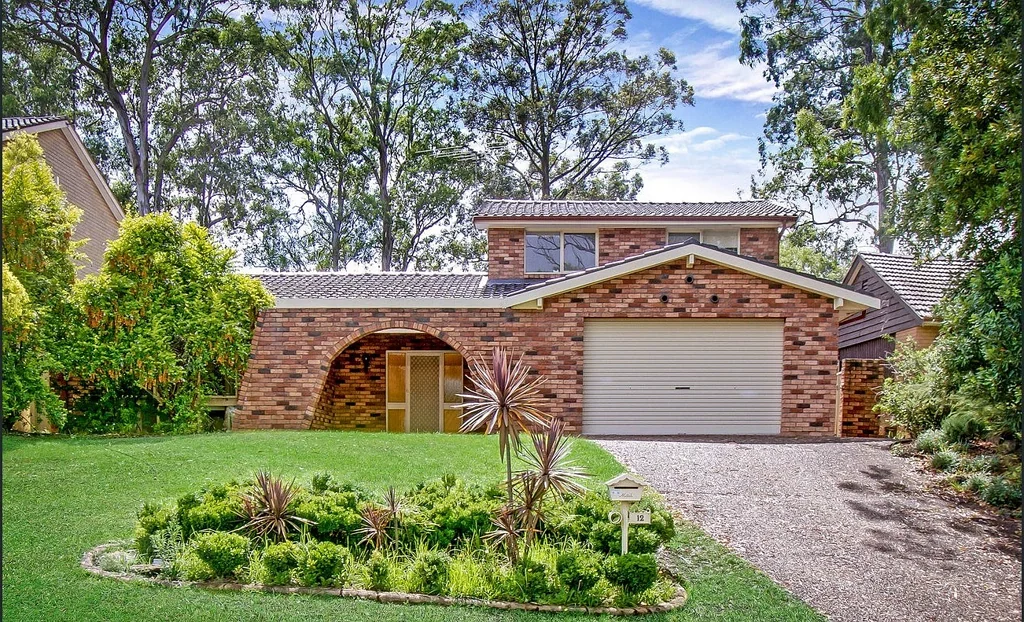 4 Bedrooms House with in-ground pool and generous entertaining area!!