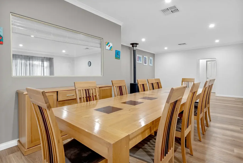 Falcon 4Phòng ngủ Spacious Family Living with Endless Potential in a Sought-After Location