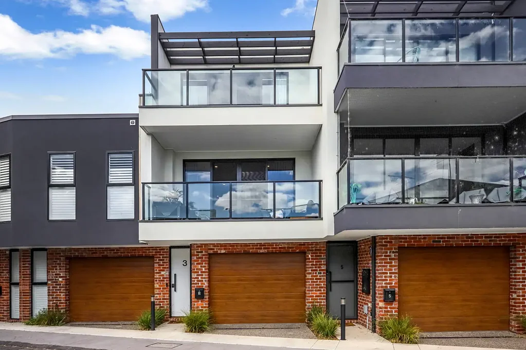 Opulent 3 Level Townhouse!