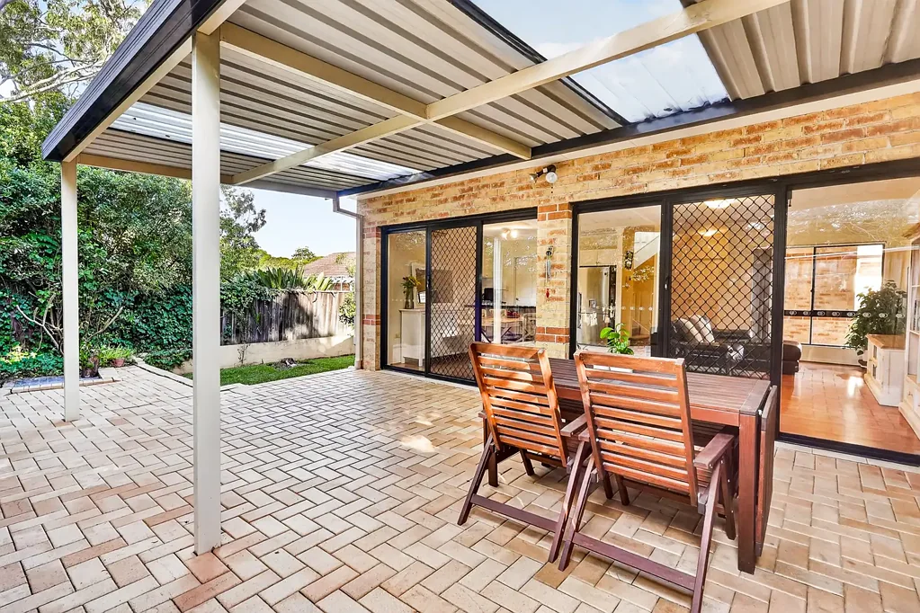 Baulkham Hills 3房 热门区域联排 别墅管理费低 开放式起居区 宽敞户外空间 私密宁静环境 步行公交学校 燃气灶石台面 主卧带套间 双车库内部通道 靠近交通购物 Spacious Living, Conveniently Located