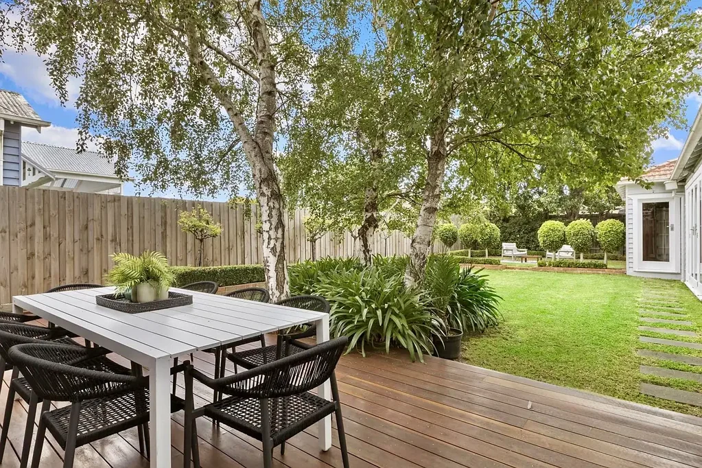 Moonee Ponds 4ਬੈੱਡਰੂਮ Elegant Entertainer with Rear Access and Unbeatable Lifestyle Convenience