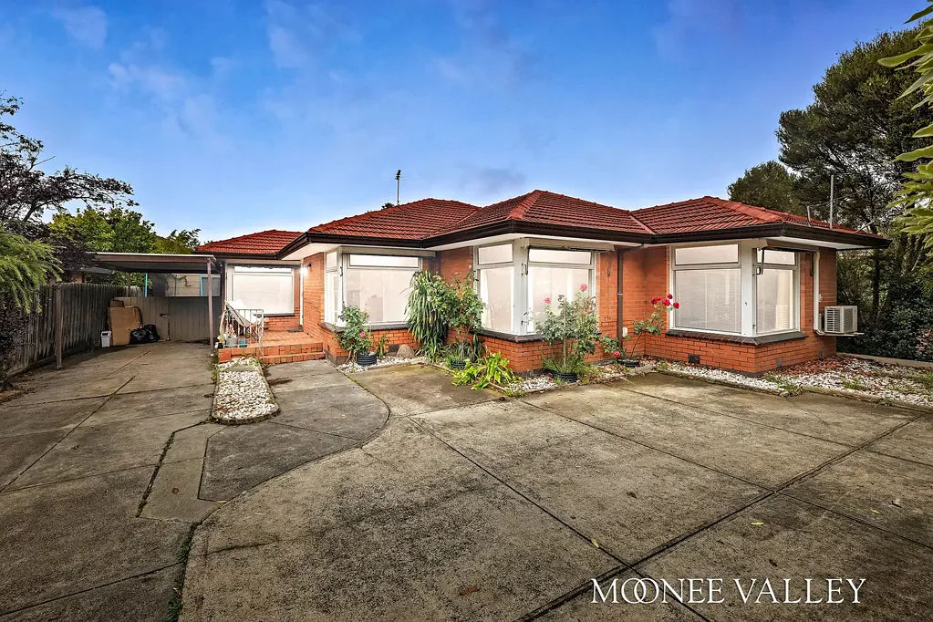 3 BEDROOM HOME CLOSE TO EVERYTHING!