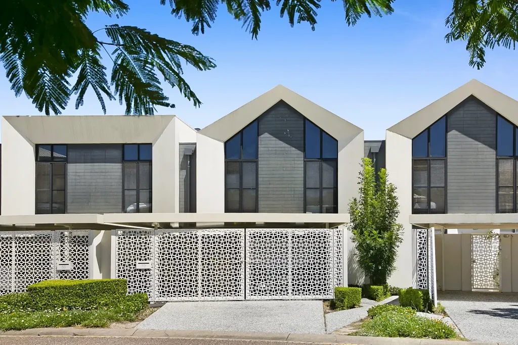 Robina 4غرفة نوم PRESTIGIOUS GOLF COURSE WATERFRONT LIVING IN AN OUTSTANDING LOCATION