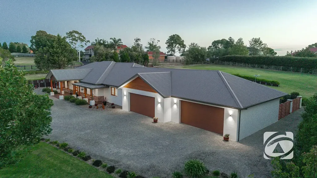 Berwick 4房 Berwick Village私享 4000sqm庭院 现代奢居 精工品质 宽敞灵动空间 四卧主套带浴缸 成熟景观私享娱乐区 四车位车库 未来可塑性强 A Contemporary Estate of Space, Seclusion & Timeless Elegance