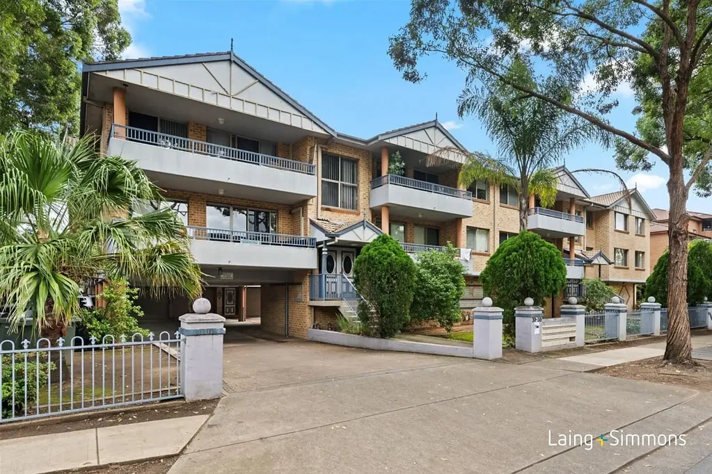 Merrylands 2房 Merrylands黄金地段 两卧温馨 主卧带柜 开放式厨餐 全屋木地板 石质台面 不锈钢电器 阳光阳台 带锁车库 低维护生活 Simple Living & Everyday Convenience In A Great Location