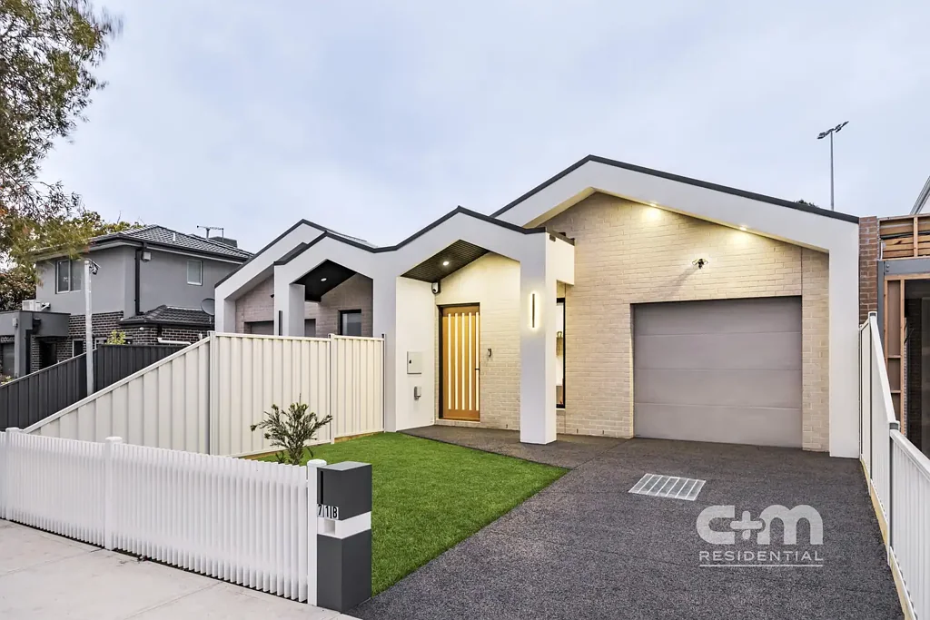 Glenroy 3 Slaapkamer Single Level Elegance w/ a Golf Course Backdrop!