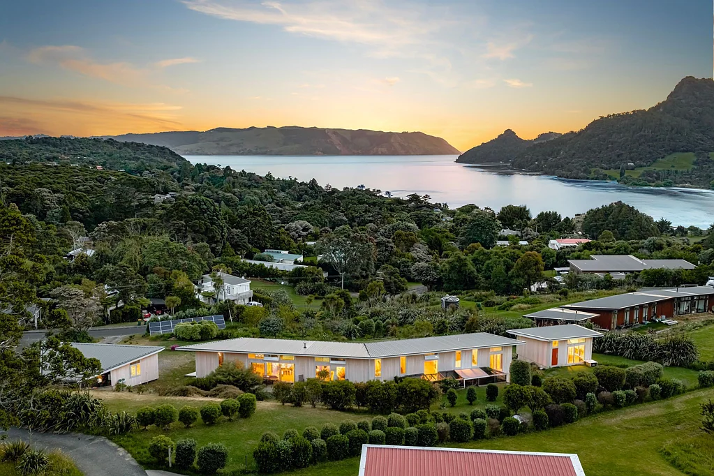 Huia  Outstanding Ocean Views