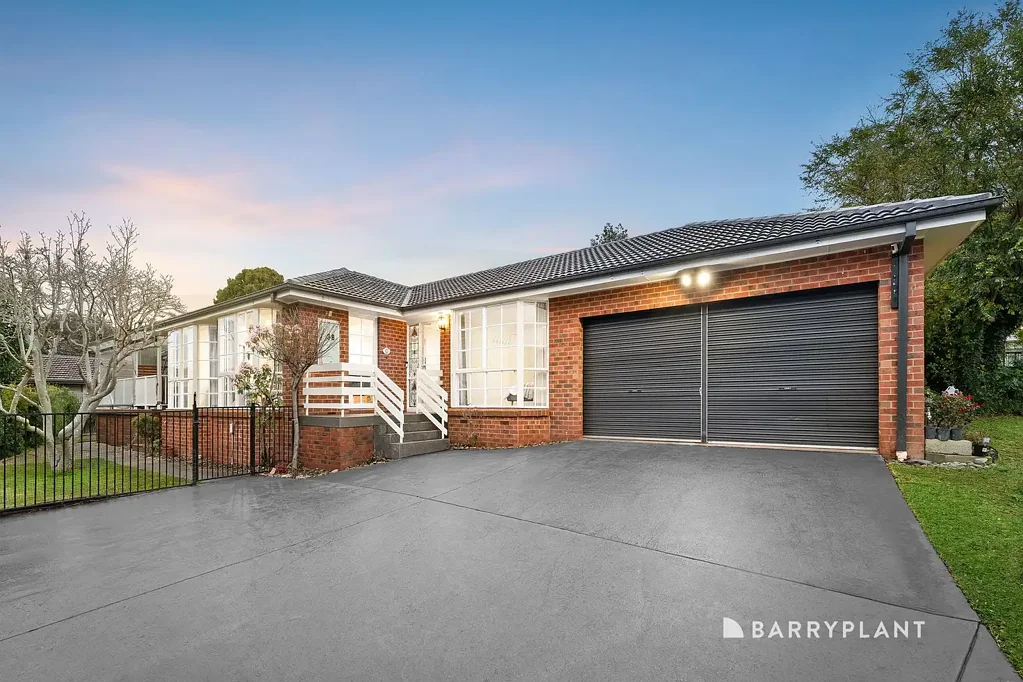 Wantirna 4房 宁静生活区内一套令人惊叹的翻新家庭住宅 A Stunning Renovated Family Home in a Peaceful Lifestyle Location