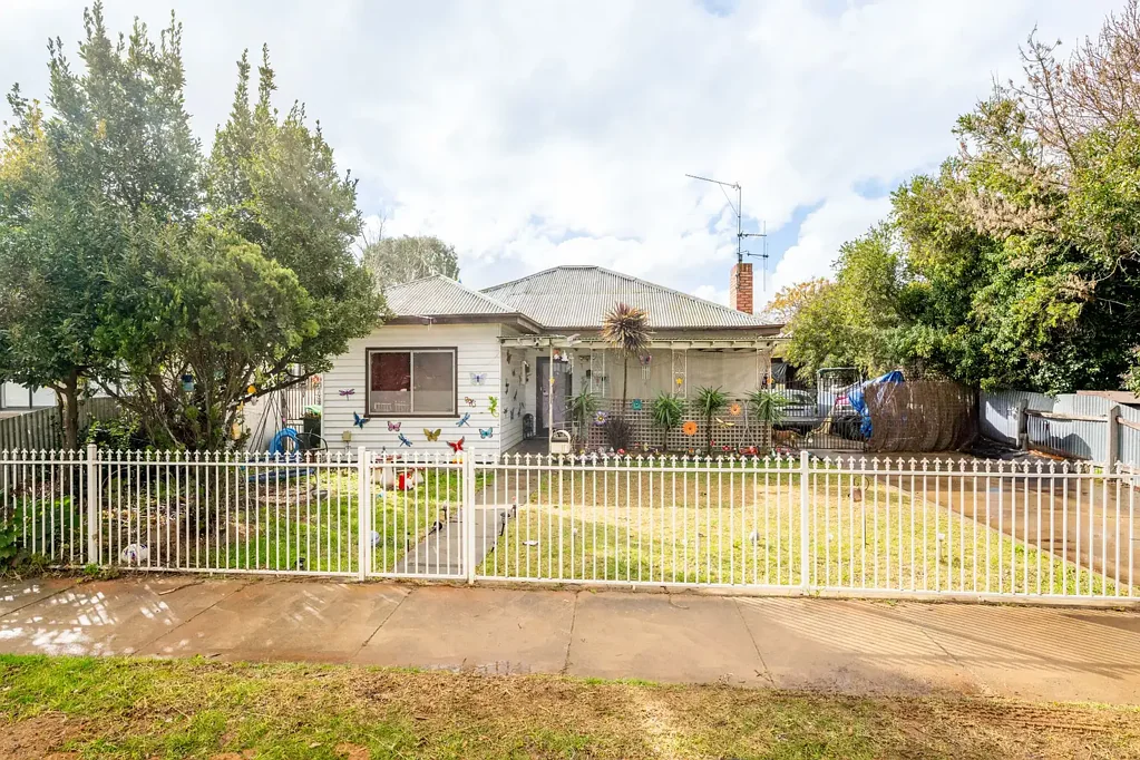 Shepparton 3房  Renovator’s Delight in Prime Location