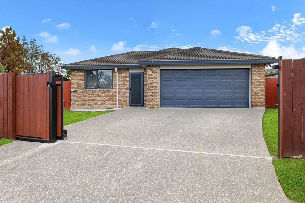 Takanini 4房  BRICK & TILE BEAUTY – FULLY FENCED & MUST BE SOLD