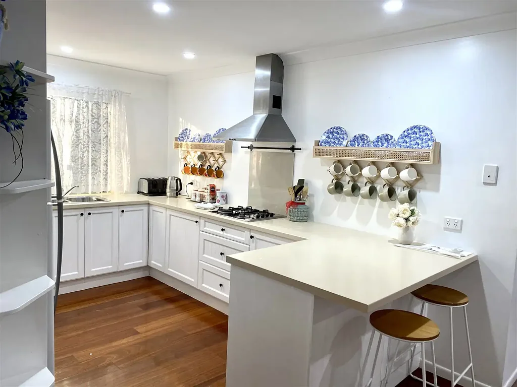 Moving to QLD  3 Bed Furnished Cottage Pool Aircon