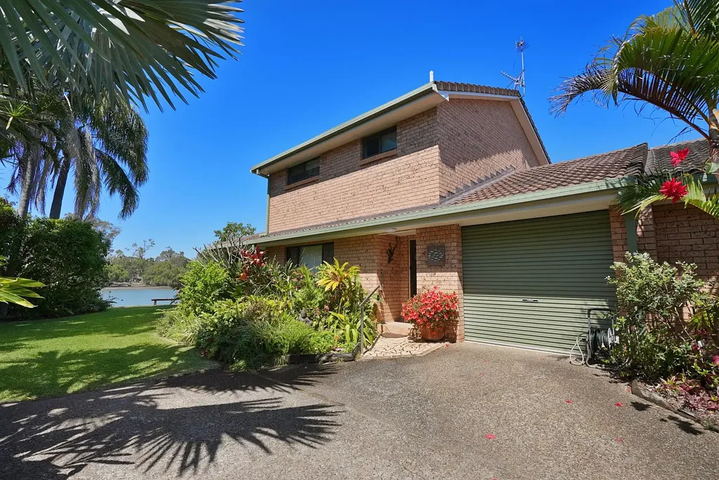 Currumbin Waters 3Zimmer Waterfront Living in Highly Sought-After Currumbin Waters Location