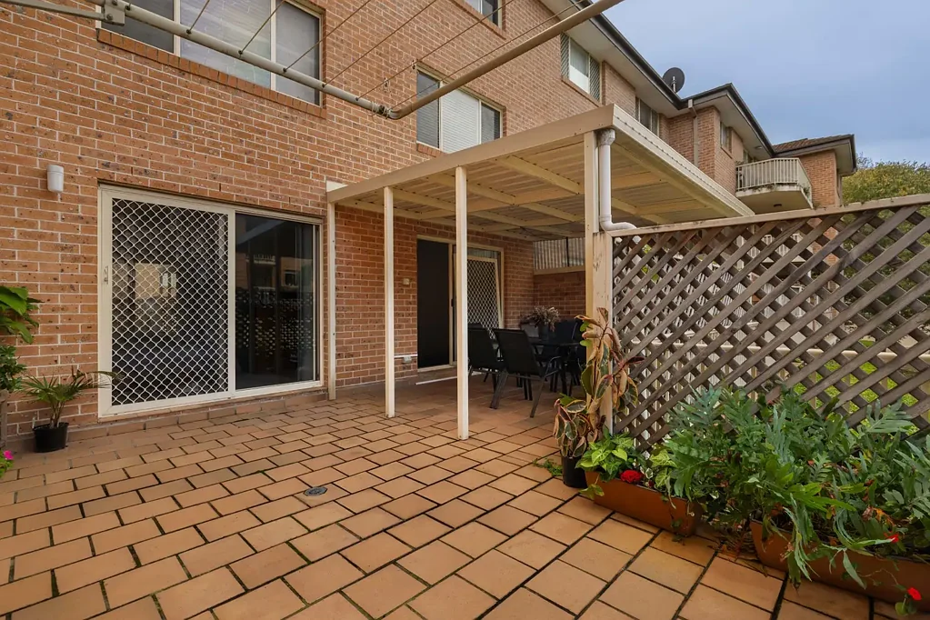 Marrickville 2房 私人庭院丰富 宽敞无隔断起居 双向朝向阳光足 现代厨房电器 宠物友好环境 宁静近商圈步道 Huge 137sqm Garden Apartment with Two Separate Courtyards + Lock Up Garage