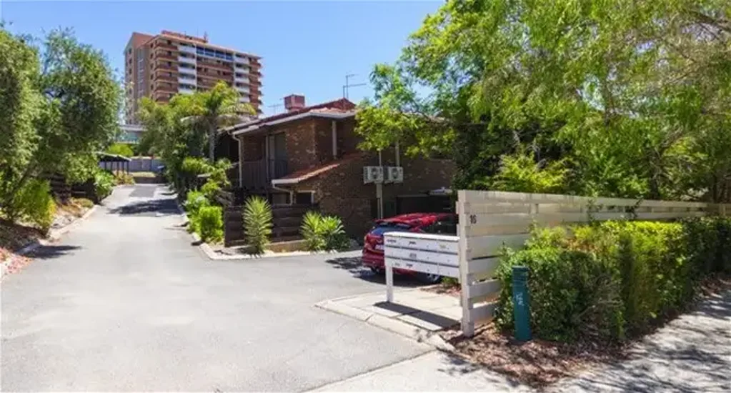 Townhouse in excellent Mt Lawley location