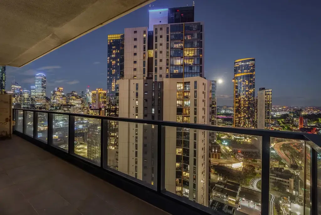 Southbank 3房 壮丽270度景观 豪华室内设计 开放式生活区 宽敞环绕阳台 精致石材厨房 主卧套间 双洗手盆 安全停车位 礼宾服务 健身房 步行CBD Setting a sky high bar for sub-penthouse living in Melbourne