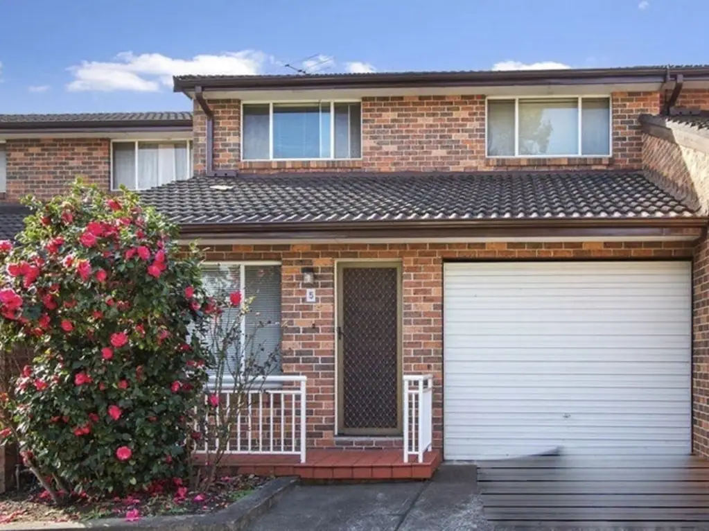 Moorebank 2Phòng ngủ Tranquil Townhouse Living in a Prime Location