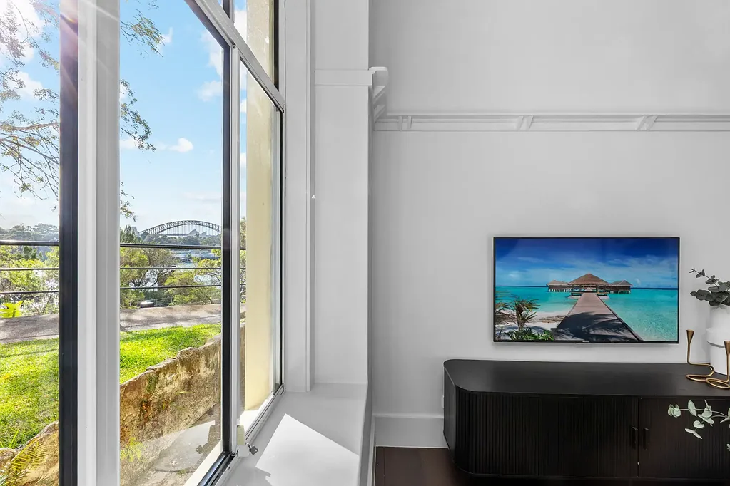 Potts Point 1房 Art Deco经典建筑 硬木地板铺就 翻新浴室配花岗岩台面 Bosch电器 现代海港景观 步行至餐厅咖啡馆 Iconic Bridge and Opera House Views From Almost Every Room In Wyldesyde