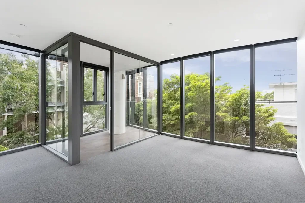 MODERN & ELEGANT IN PREMIUM LOCATION!