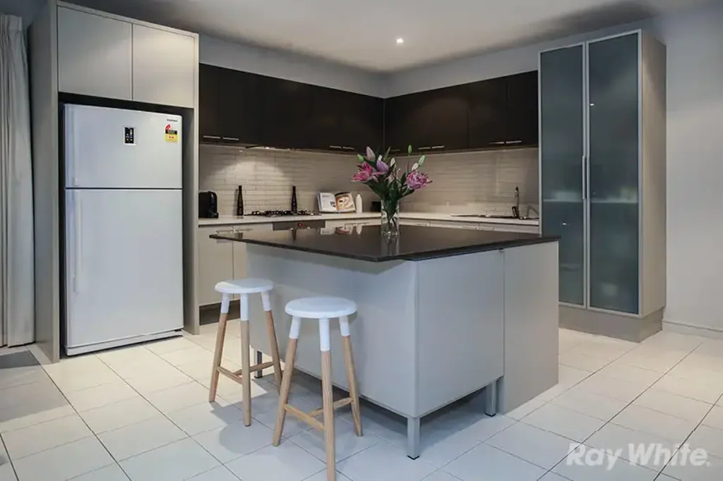 SOPHISTICATED LUXURY IN WAVERLEY PARK!