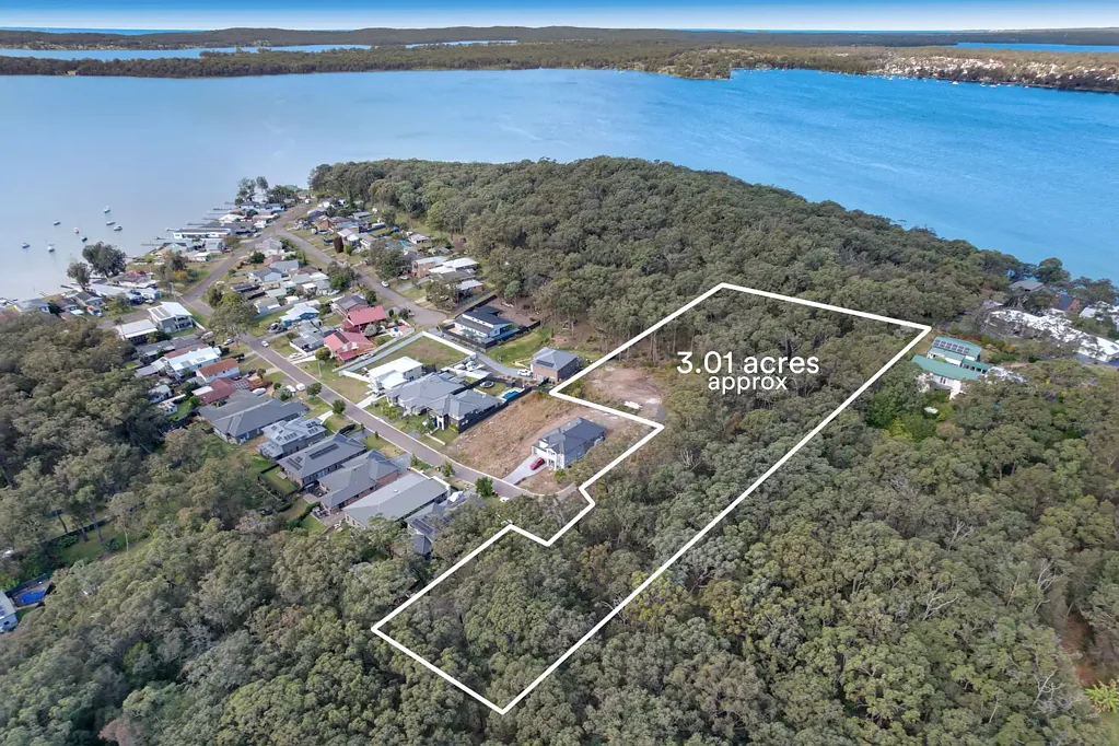 Sunshine Three acre property close to lakeside