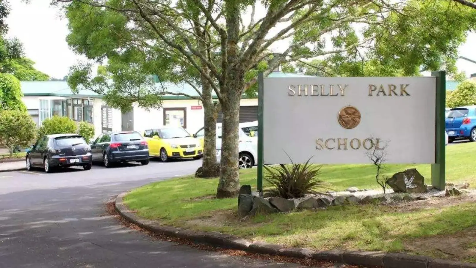 奥克兰一名男子承认在小学闹事｜九个孩子父亲在车祸中丧生　友人为其家庭设捐款页面