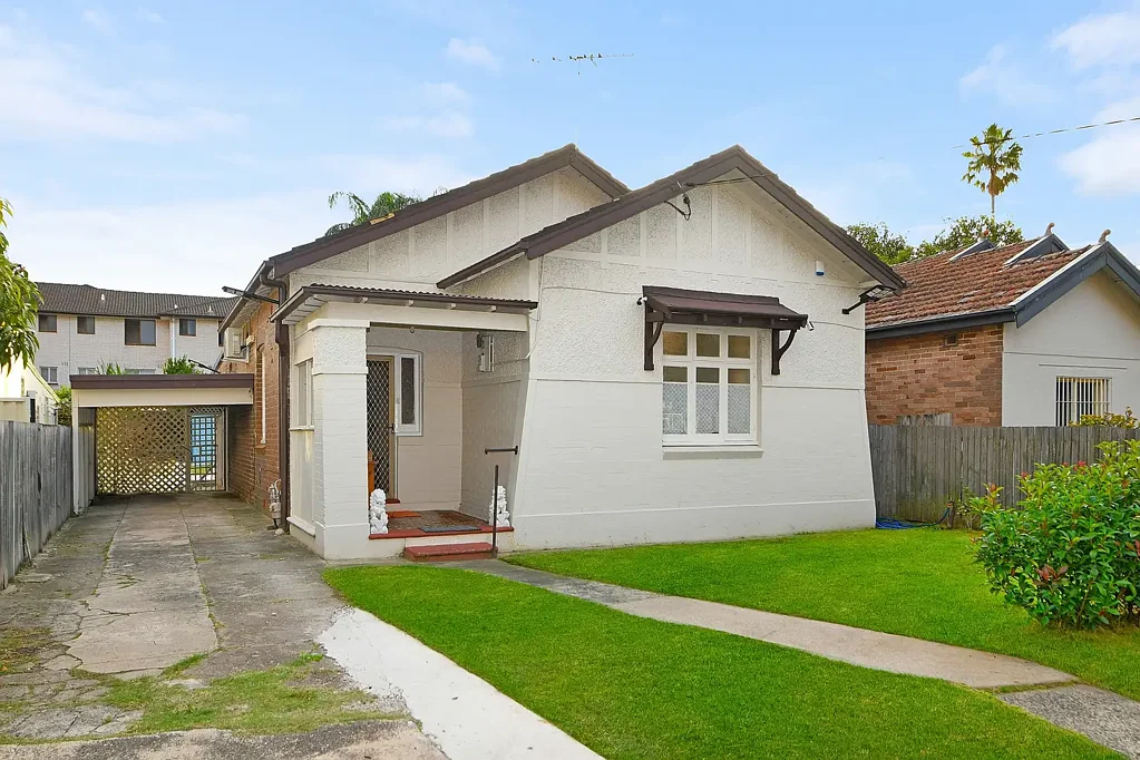 Campsie 3房 Campsie宽绰512sqm土地 DA批 granny flat 即将建metro 经典双砖结构 高饰天花板 燃气灶台 优越地理位置 Classic Freestanding Family Home on 512sqm with DA Approval for Rear Granny Flat