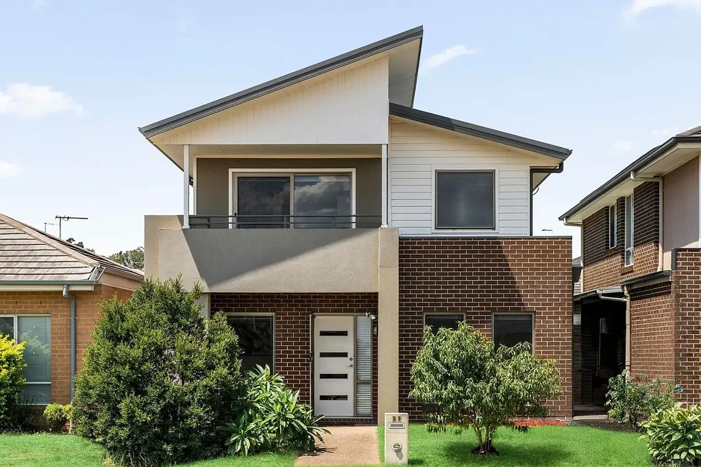 Contemporary Comfort & Convenience - 4 Bedroom + Study - Walk to shops and schools
