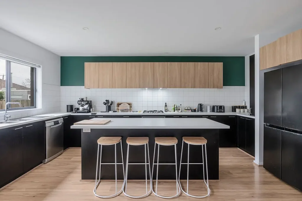 Newcomb 3房  Contemporary Comfort Meets Urban Convenience