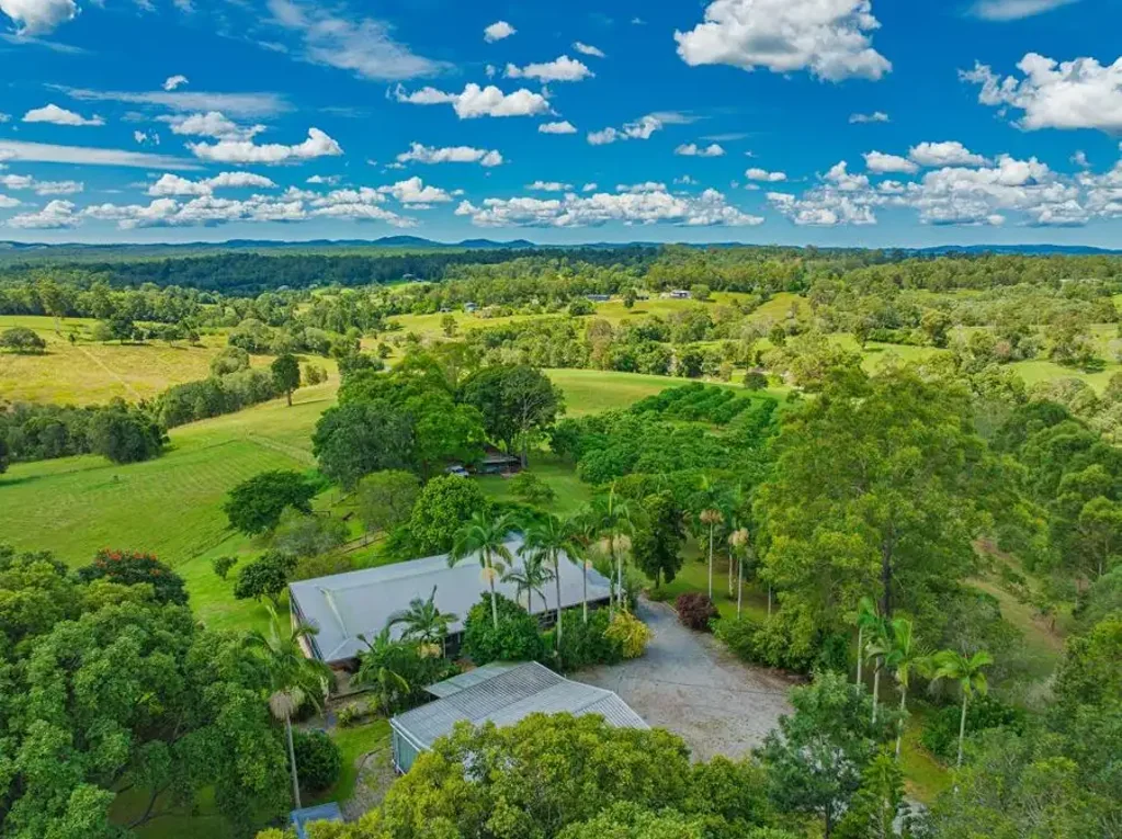 Chatsworth 4 Bedroom Private usable acreage with views