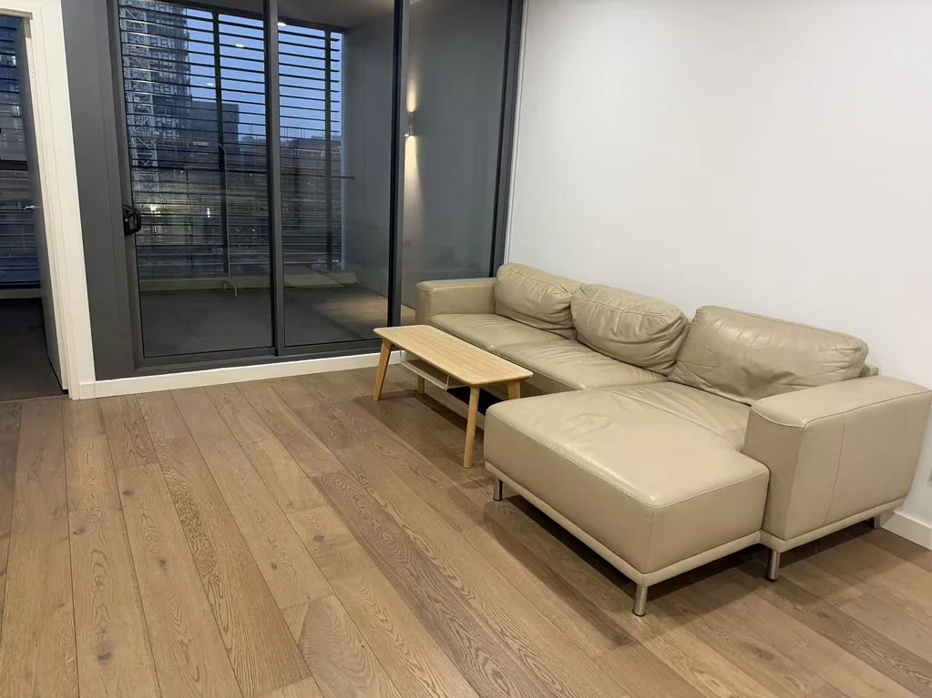 Luxurious Urban Living in Waterloo | Sun-drenched Balcony & Prime Location near Green Square