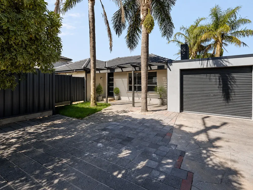 St Albans 3房 St Albans热门地段 两卧全屋翻新 现代厨卫 采光佳 双车位 低维护 Stylish Fully Renovated Unit in a Prime St Albans Location