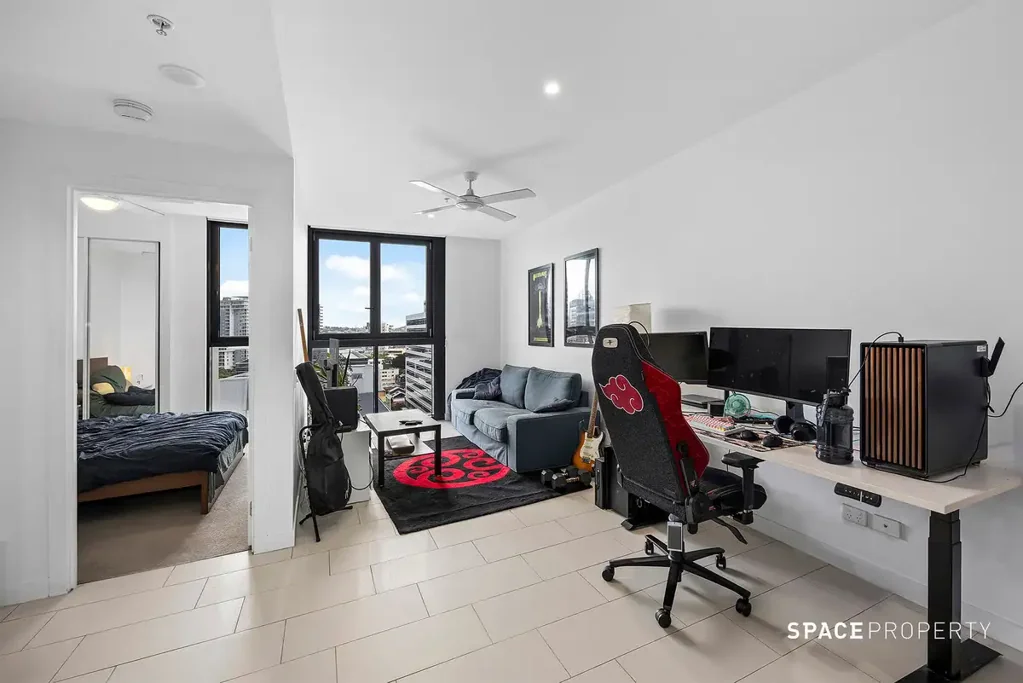 Fortitude Valley 1Moenga Modern Inner-City Living with Study Nook